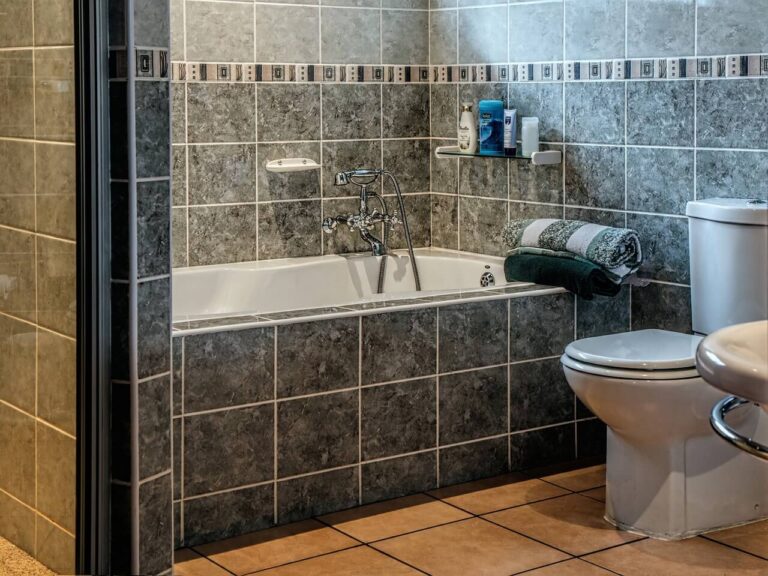 Modne płytki do łazienki na ściany i podłogi – sprawdź te wzory!